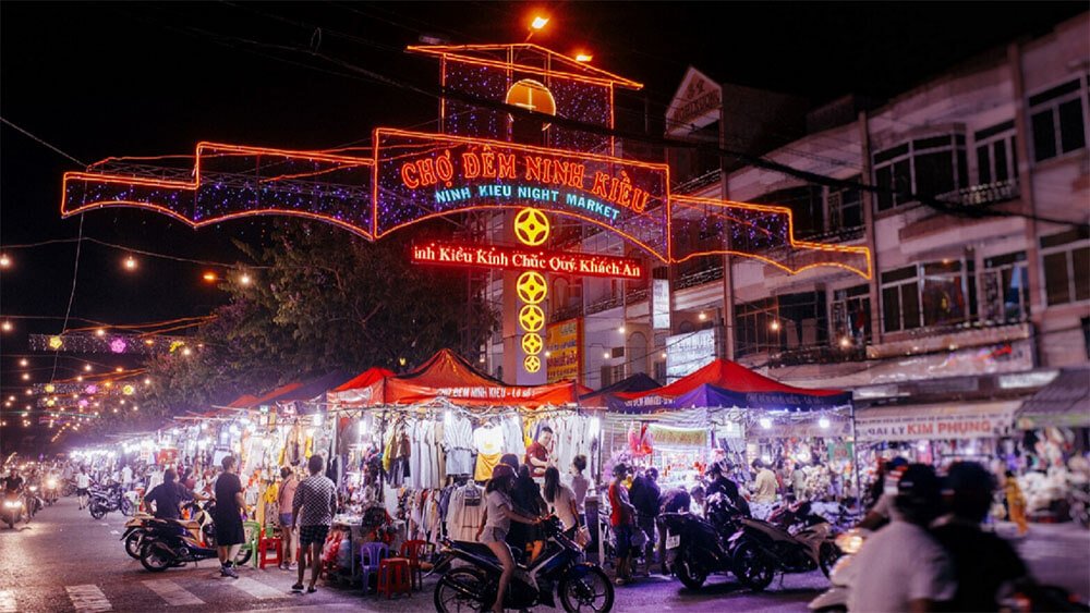 Tham quan chợ đêm Bến Ninh Kiều